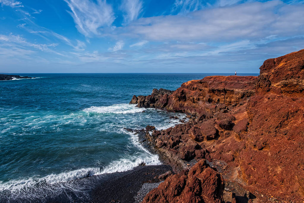όμορφη θέα στην παραλία El Golfo στο Lanzarote ή Lanzerote, Κανάρια Νησιά, Ισπανία. Οκτώβριος 2019 - Φωτογραφία, εικόνα