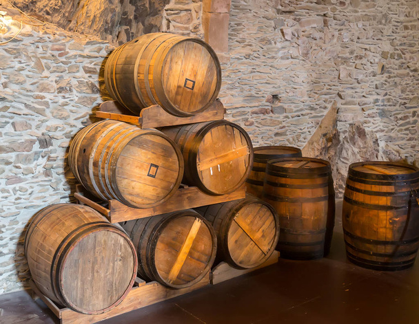 Стародавній замок, дерев'яні бочки у виноробній кімнаті, стародавня Європа. Традиційна європійська архітектура, відомі місця для туризму та подорожей, середньовічні технології - Фото, зображення