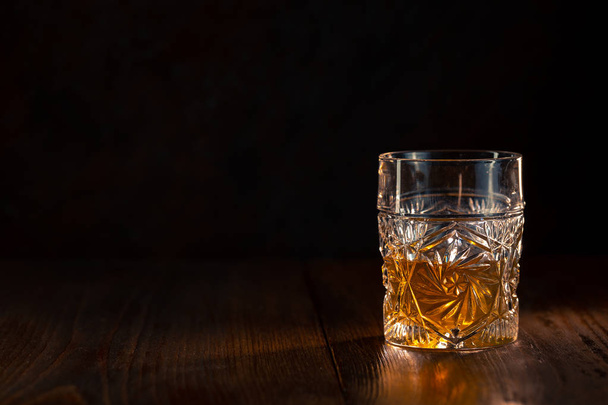 ウイスキーのグラスに氷と一緒に - 写真・画像