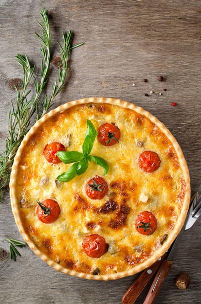 Freshly baked homemade pie quiche Lorraine on a wooden table - Foto, Imagen