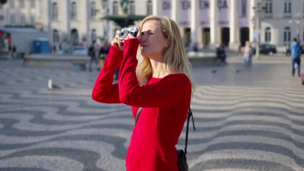 Attractive girl taking pictures in historic district of Lisbon - LISBON, PORTUGAL - OCTOBER 15, 2019 timelapse footage - Materiaali, video