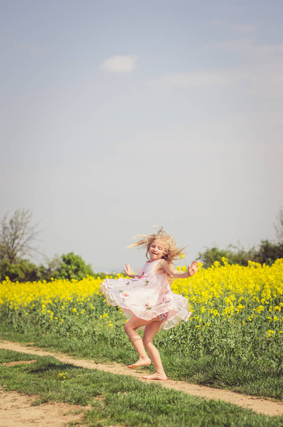 dancing in the countryside - Zdjęcie, obraz