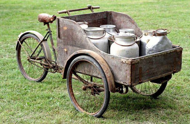 ржавые велосипеды древнего молочника с алюминиевым барабаном
 - Фото, изображение