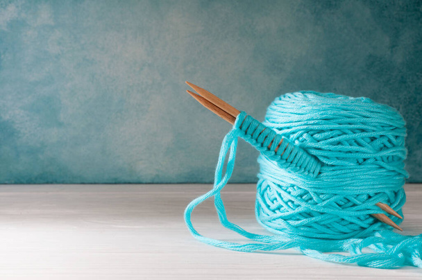 Skein of yarn for knitting mint color and knitting needles. Aqua - Valokuva, kuva