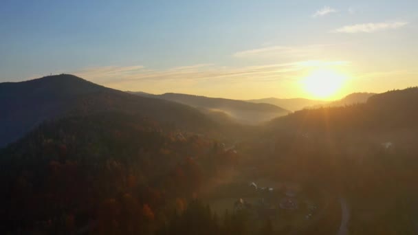 Luchtfoto drone video vliegen over Karpaten bergen, Oekraïne, Europa - Video