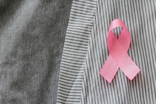 Różowa wstążka. Symbol świadomości raka piersi. Koncepcja opieki zdrowotnej. Środki zapobiegawcze. Październik. Zdrowie kobiet. - Zdjęcie, obraz