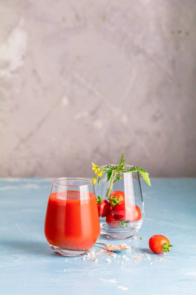 Ποτήρια φρέσκου λαχταριστού χυμού κόκκινης ντομάτας και φρέσκου ακατέργαστου  - Φωτογραφία, εικόνα