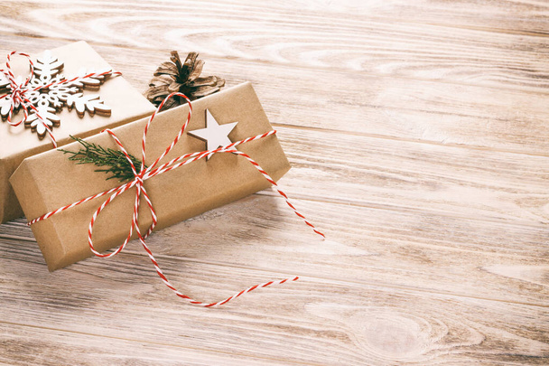 Coffrets cadeaux de Noël sur table en bois avec flocon de neige. Vue supérieure avec espace de copie. tonique
 - Photo, image