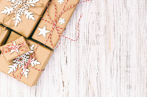 Coffrets cadeaux de Noël sur table en bois. Vue supérieure avec espace de copie. tonique
 - Photo, image