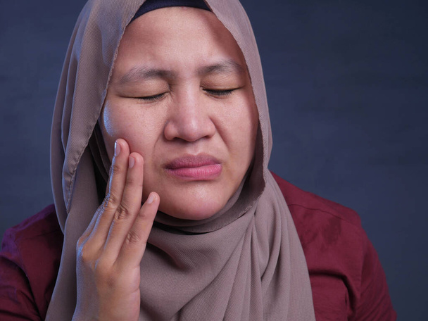 Muslim Lady Having Toothache Pain - Zdjęcie, obraz