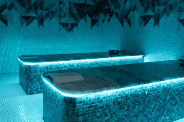 hammam tafels met blauwe verlichting in spa salon  - Foto, afbeelding