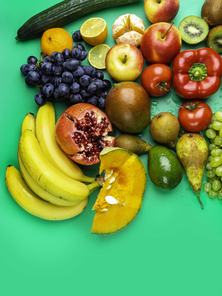 Gyümölcsök és zöldségek gazdag antioxidánsok, vitamin és rost trendi menta zöld háttér. Lapos fekvésű. Szuper élelmiszerek - Fotó, kép