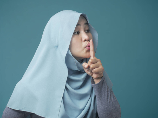 Muszlim Lady Shushing gesztus - Fotó, kép