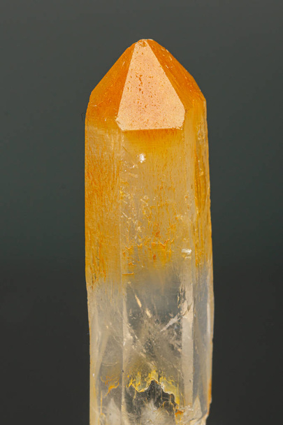 piedra de cuarzo macromineral con halloysite, cuarzo de mango en un bl
 - Foto, imagen