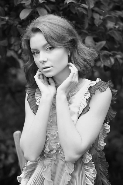 krásná rusovlasá dívka v aranžérovi, kde azalka kvete v barevných létajících šatech - Fotografie, Obrázek