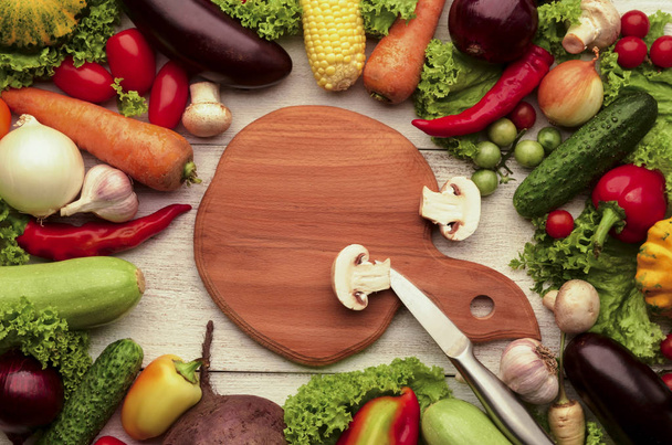 Planche à découper, couteau, légumes champignons pour la cuisson
. - Photo, image