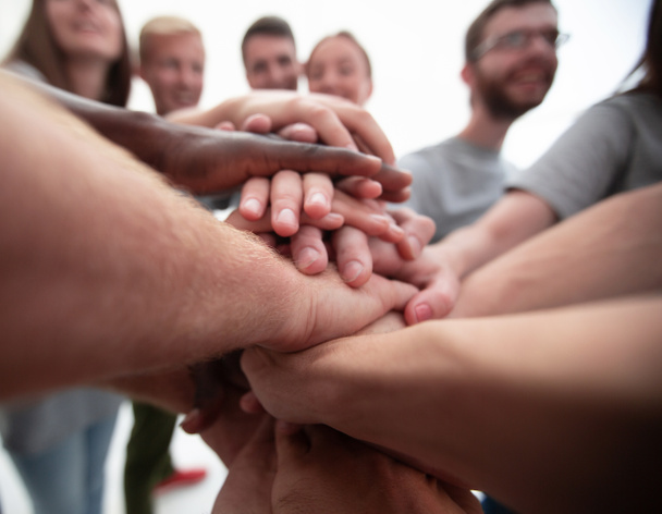 Zamknij się. międzynarodowa grupa młodzieży składająca swoje dłonie - Zdjęcie, obraz