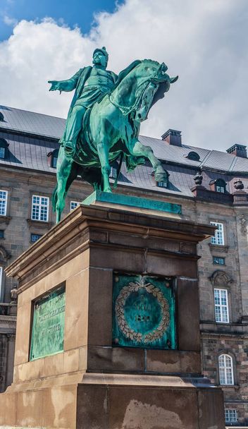 Frederik Vii szobra a koppenhágai Christiansborg Castle téren - Fotó, kép