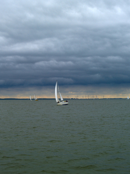 Navegar bajo un cielo dramático
 - Foto, Imagen