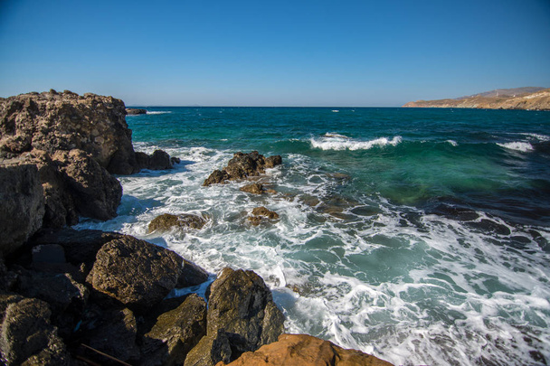 Скелі й бурхливі моря в Чора, Наксос Греції - Фото, зображення