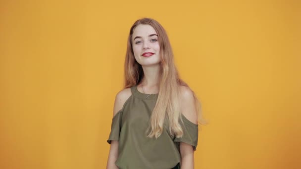 Portrait of cheerful young woman in nice clothes rising fingers directly - Video, Çekim