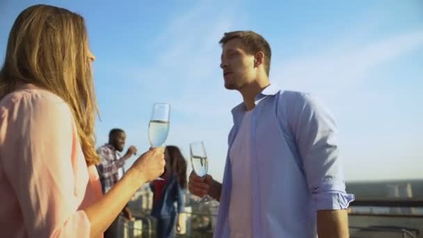 schönes kaukasisches Paar trinkt Champagner und lernt sich auf einer Party kennen - Filmmaterial, Video