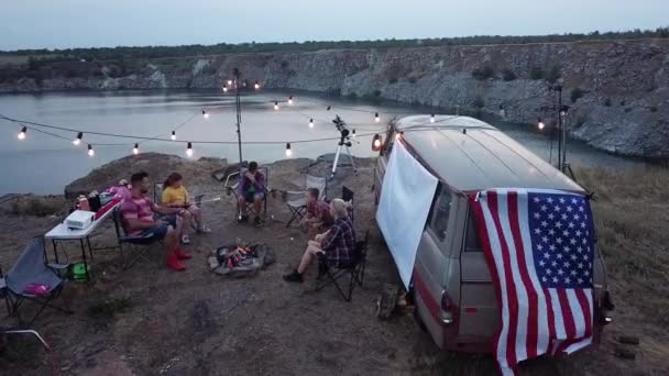 Lidé s dětmi smažení marshmallows v Camping Bonfire - Záběry, video