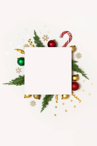 Χριστουγεννιάτικη σύνθεση. Κενό χαρτί και διακοσμήσεις διακοπών Χριστουγεννιάτικες μπάλες έλατο κλαδιά κομφετί Candy Cane στο φως φόντο. Επίπεδη lay top view αντίγραφο χώρου. Χειμερινό νέο έτος 2020 Χριστούγεννα mockup - Φωτογραφία, εικόνα