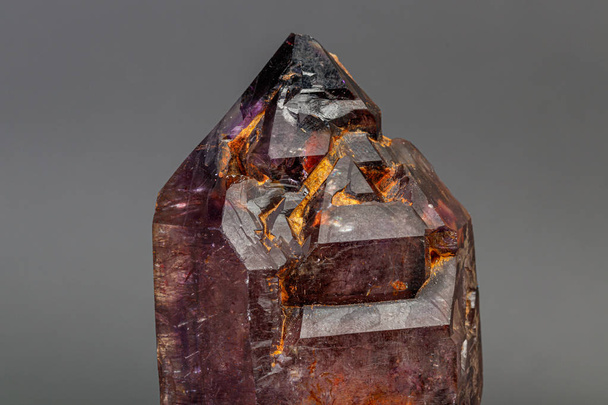 ametista de pedra mineral macro com quartzo fumegante em um backg preto
 - Foto, Imagem
