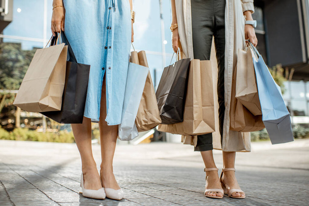 Kobiety z torbami na zakupy w pobliżu centrum handlowego - Zdjęcie, obraz