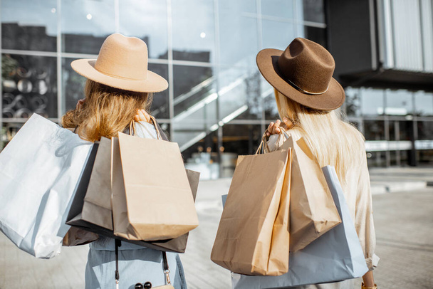 Women with shopping bags near the mall outdoors - Fotoğraf, Görsel