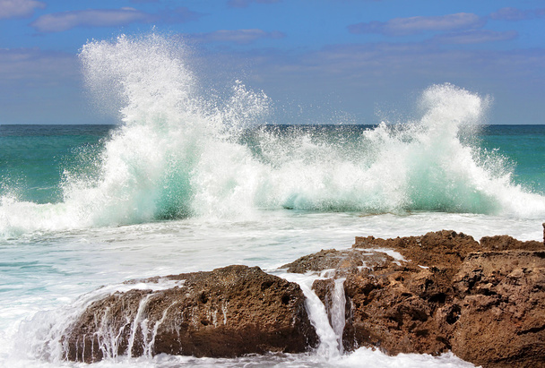 морська хвиля розбилася на каменях
 - Фото, зображення