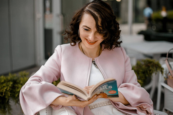 Stylish woman reading a newspaper. Successful girl with a notebook. Business woman. Stylish girl with a notebook. The lady is smiling. - Foto, Imagem