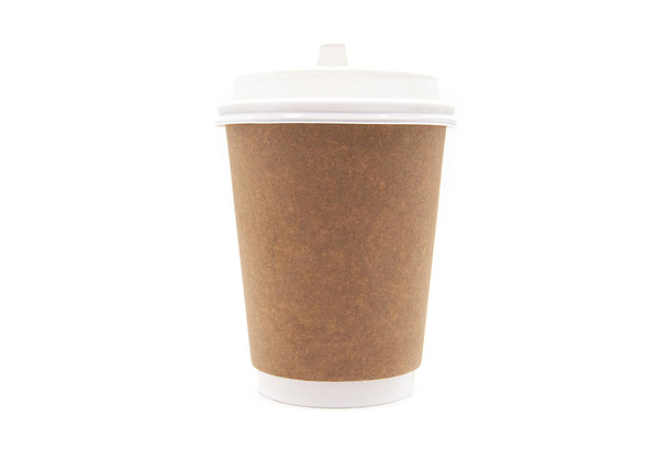 Кубок, паперовий коричневий кубок з пластиковою лідою ізольованою на білому фоні - Фото, зображення