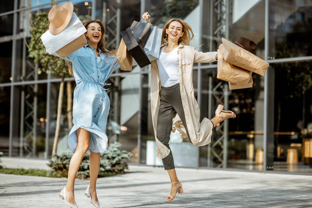 Frauen mit Einkaufstüten in der Nähe des Einkaufszentrums - Foto, Bild