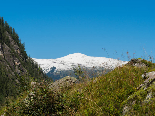 Blick auf einen schneebedeckten Berggipfel - Foto, Bild