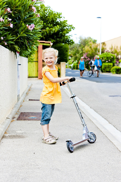 little girl with a scooter - Valokuva, kuva