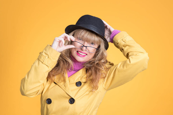 donna sorridente con occhiali e moda autunnale su sfondo a colori
 - Foto, immagini