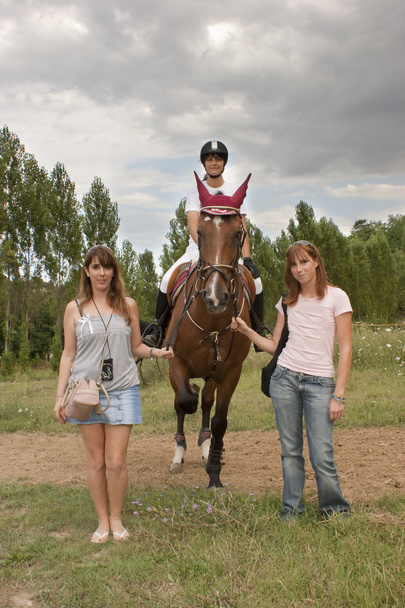 drei Mädchen und ein Pferd - Foto, Bild