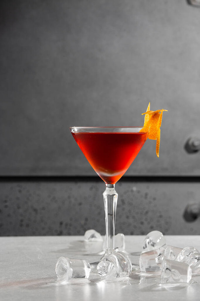 Kotitekoinen cocktail Red Boulevardilla. lasi martini vadelma cocktail vadelma alkoholia oranssi koriste harmaalla pohjalla. Yleisnäkymä, kopioi tila. Kahvilamainontaa. Baarin ruokalista. Vert.
 - Valokuva, kuva
