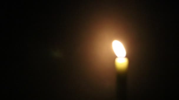 Migająca świeca w ciemnym pokoju - Materiał filmowy, wideo