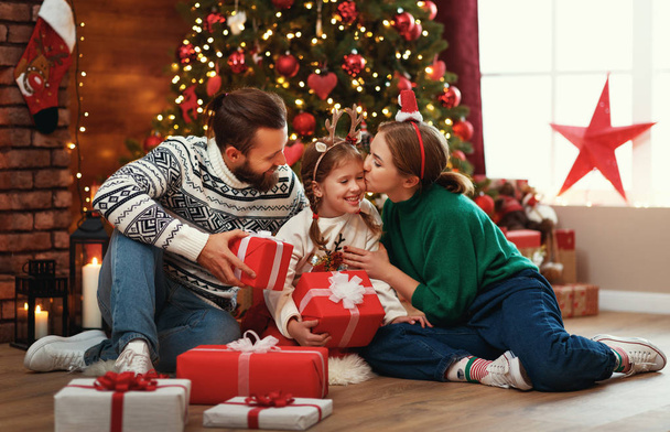 glückliche Familienmutter, Vater und Kind mit Geschenken kurz vor Weihnachten - Foto, Bild