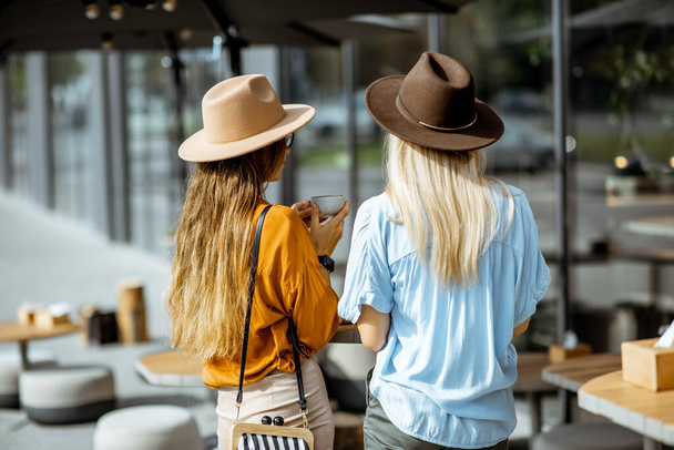 Девушки на террасе кафе
 - Фото, изображение