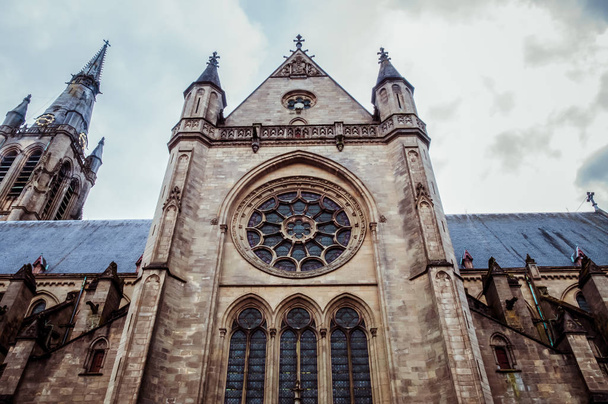 Eglise Saint-Martins à Arlon, Province de Luxembourg, Belgique. Vue de l'extérieur, style néo-gothique, patrimoine majeur de la Wallonie
 - Photo, image
