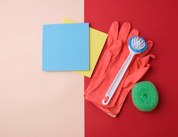 Ev temizliği için eşyalar: kırmızı lastik eldivenler, fırça, çok renkli - Fotoğraf, Görsel