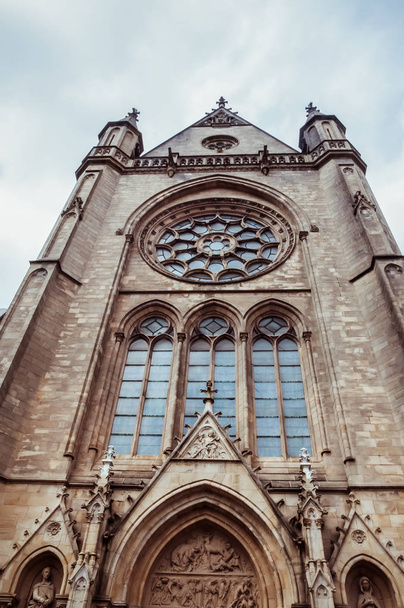 Arlon 'daki Saint-Martins Kilisesi, Lüksemburg, Belçika. Dış görünüşü, Neo-gotik tarzı, Wallonia 'nın en büyük mirası. - Fotoğraf, Görsel