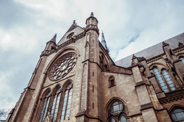 Kerk Saint-Martins in Arlon, provincie Luxemburg, België. Zicht op de buitenkant, neogotische stijl, Wallonië 's belangrijkste erfgoed - Foto, afbeelding