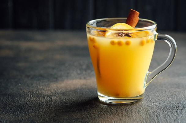 rakytníkový čaj s pomerančem a kořením na tmavém pozadí - Fotografie, Obrázek
