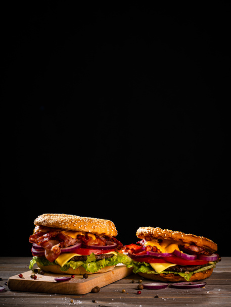 Hamburguesa de tocino con empanada de ternera en mesa de madera - Foto, Imagen