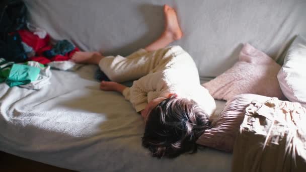 dziecko w białej piżamie śpi - Materiał filmowy, wideo
